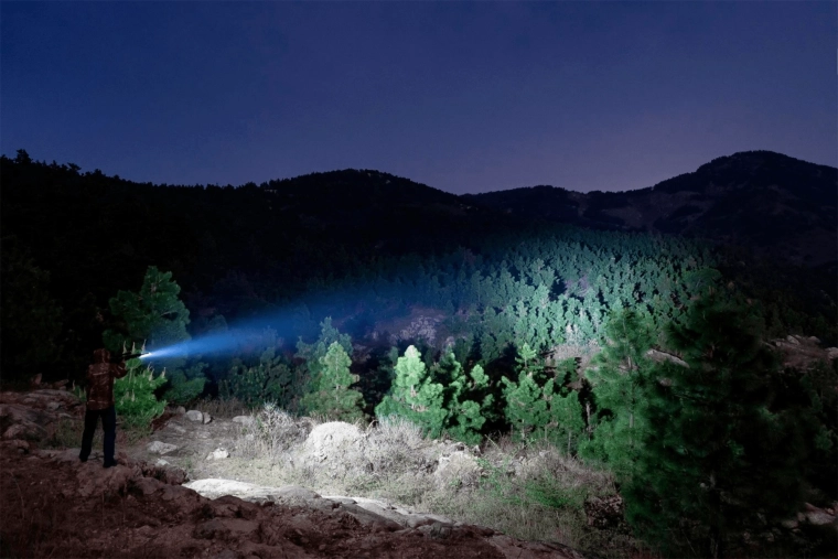 Do 1500 lm in 250 metrov dosega