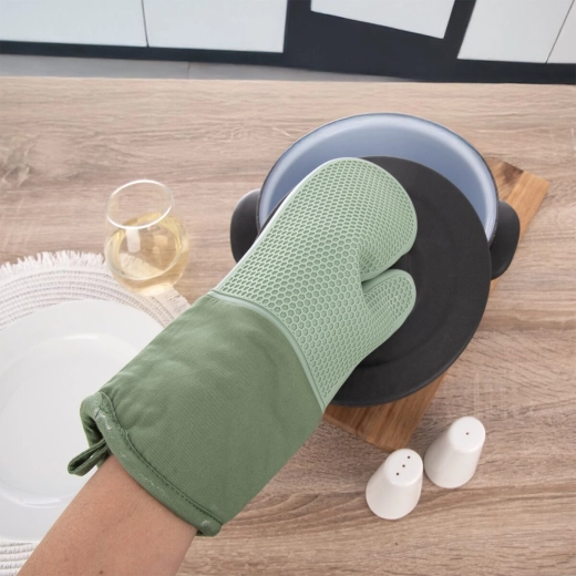 Safer grip on hot cookware