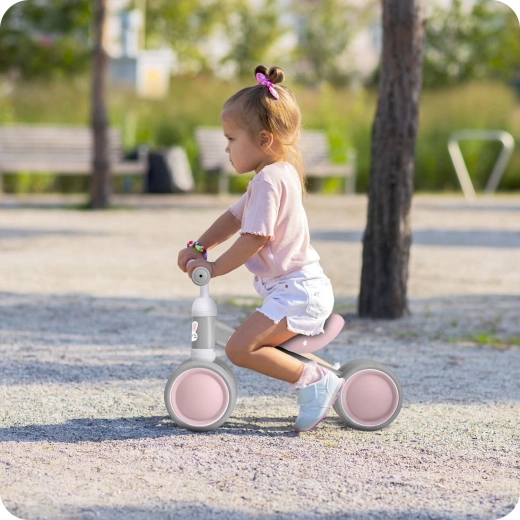 Stabilna trikolesna zasnova za prve korake