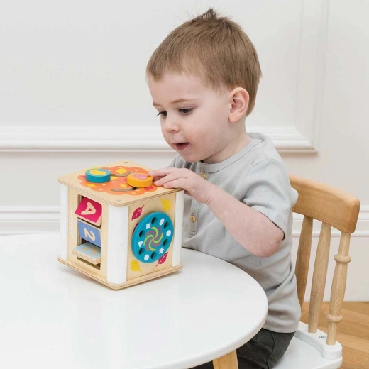 Activities on all sides for long-lasting play