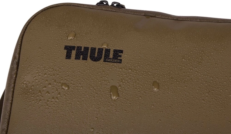 Protection against moisture and dirt