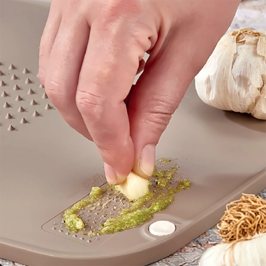 Fine garlic grating