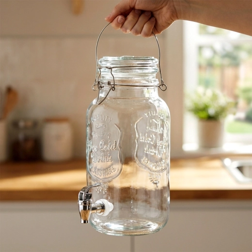 Tesnilni pokrov z zapenjalom in praktičen ročaj