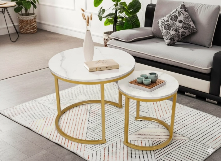 Set dveh okroglih klubski miz z marmornim dekorjem, zlata kovina