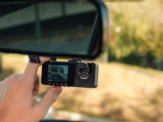 3" IPS zaslon za enostavno upravljanje