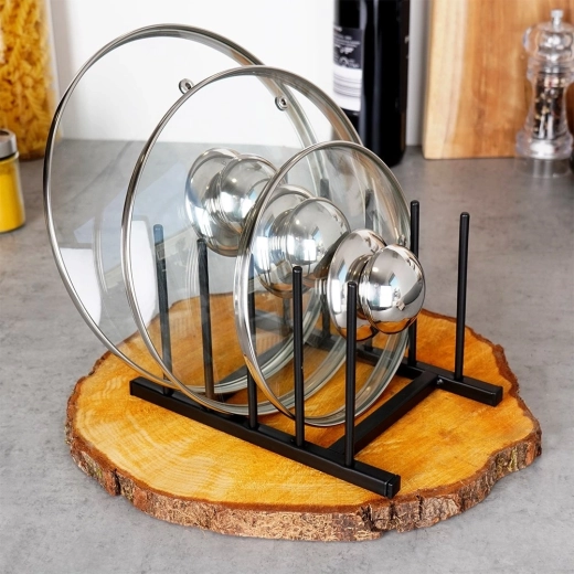 Red in preglednost na kuhinjskem pultu in v omarici