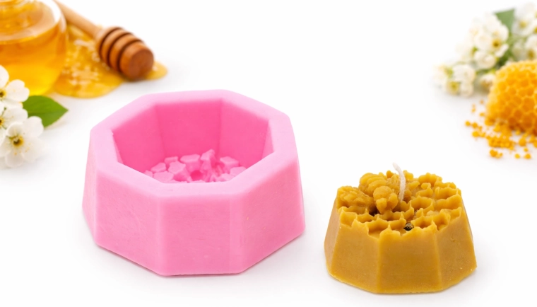 Precizen relief satovja in čebele