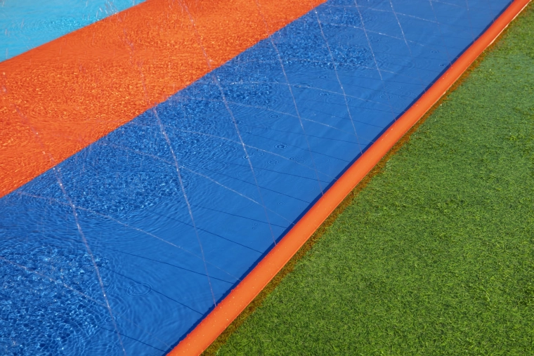 Stalen vodni film za hiter drs