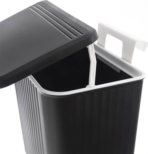 Zapiralni pokrov proti vonjavam