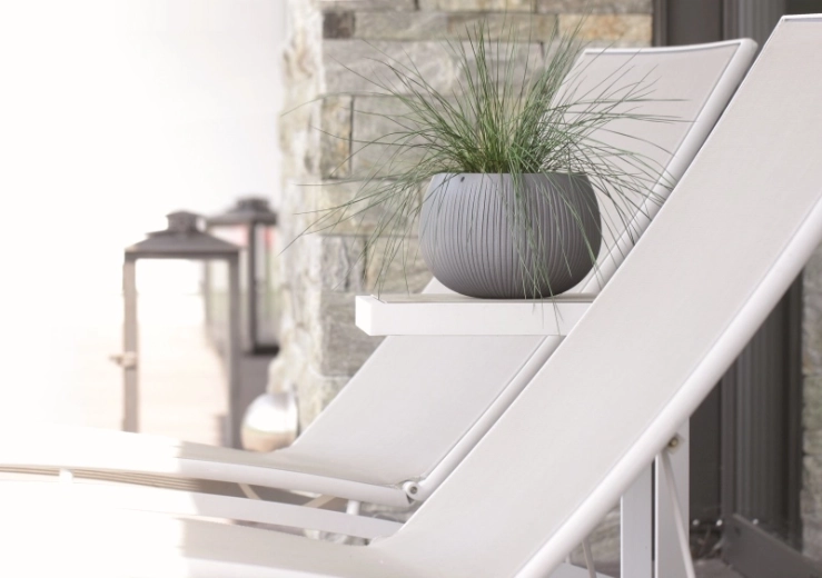 Lahek in trpežen za notranjo in zunanjo uporabo