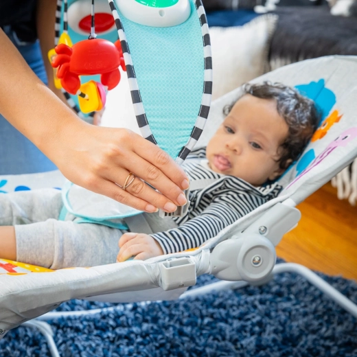 Odstranljiv lok z visečimi igračami