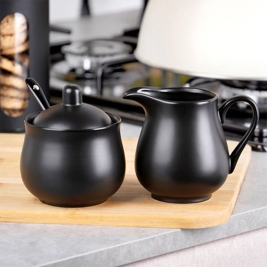 Eleganten črn dizajn za vsako mizo