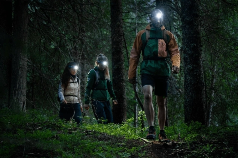 Močna in enakomerna svetlobna moč 450 lm