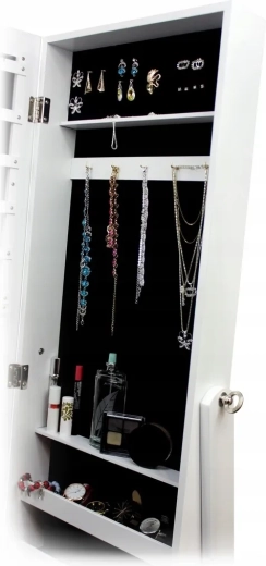 Premišljena notranja razporeditev za nakit in dodatke