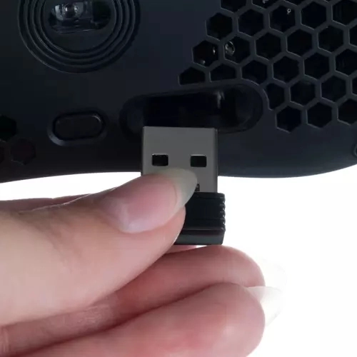 Wireless 2.4 GHz and rechargeable battery