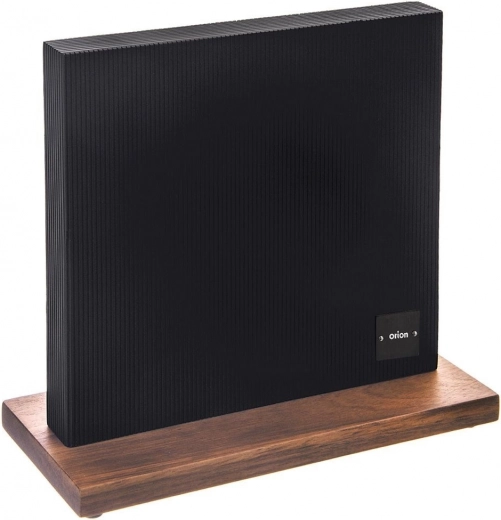 Elegantna kombinacija črne površine in akacijevega lesa