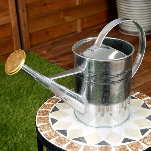 Udobno polnjenje in natančno zalivanje