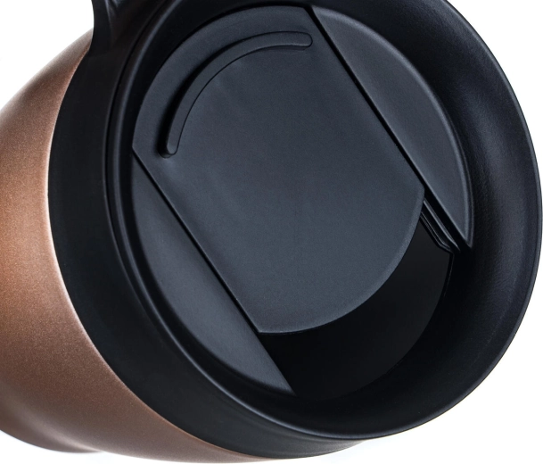 Praktičen pokrov z drsnim zapiralom