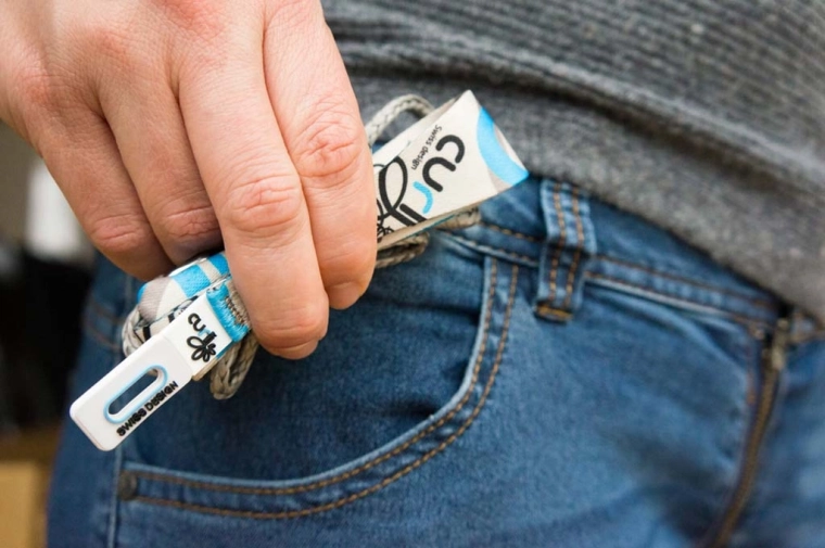 Udoben pašček in razdeljevalnik vrečk