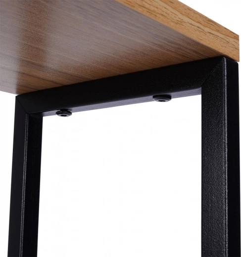 Trdna kovinska konstrukcija in lesni dekor