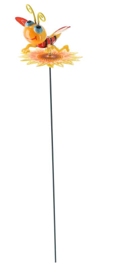 Prisrčna čebelica na cvetu