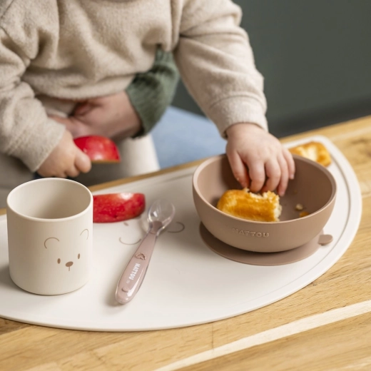 Stabilen krožnik in skodelica s priseskom