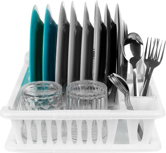 Premišljena razporeditev: 8 krožnikov, pribor in skodelice