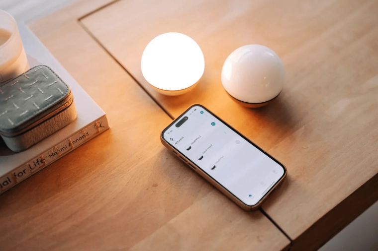 Upravljanje prek aplikacije in bogati svetlobni prizori