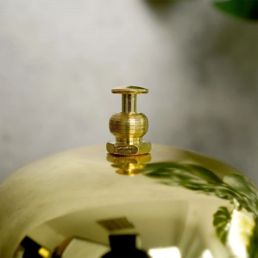 Vzdržljiva kovinska konstrukcija brez vzmeti