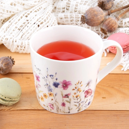 Nežen cvetlični dekor in udoben ročaj