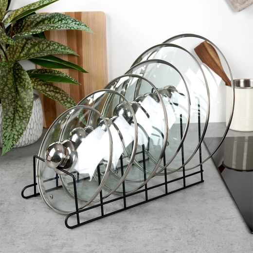 Vzdržljiva kovinska konstrukcija v črni barvi