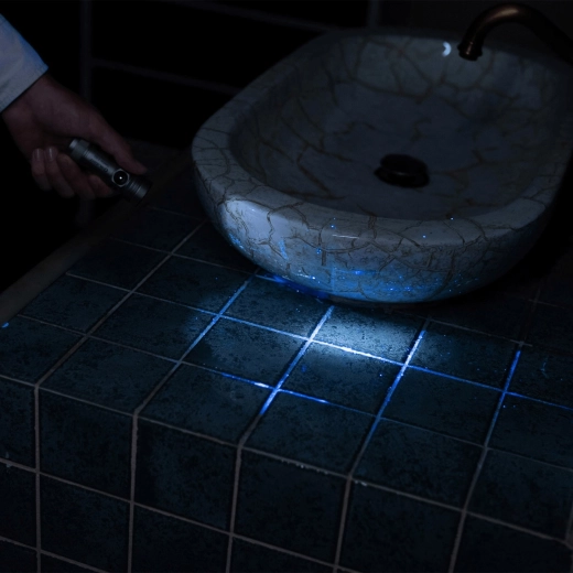 Dvojna svetloba: bela LED + UV 365 nm