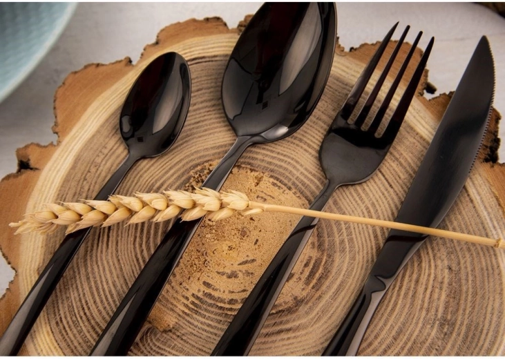 Moderen črn dizajn za vsako mizo