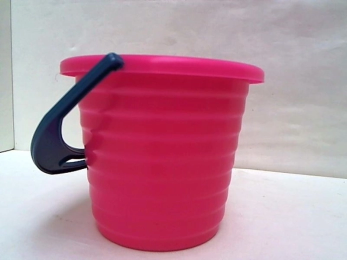 Majhno rebrasto plastično vedro