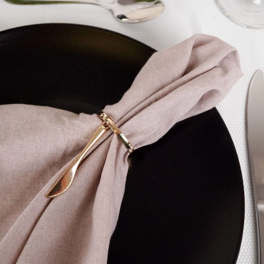 Elegantna namizna dekoracija v sijočem zlatu