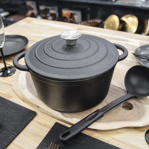 Practical handles and serving straight to the table