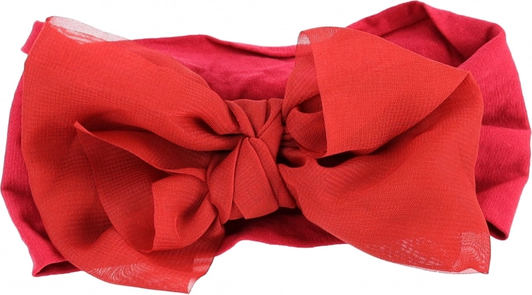 Statement bow for a cute look