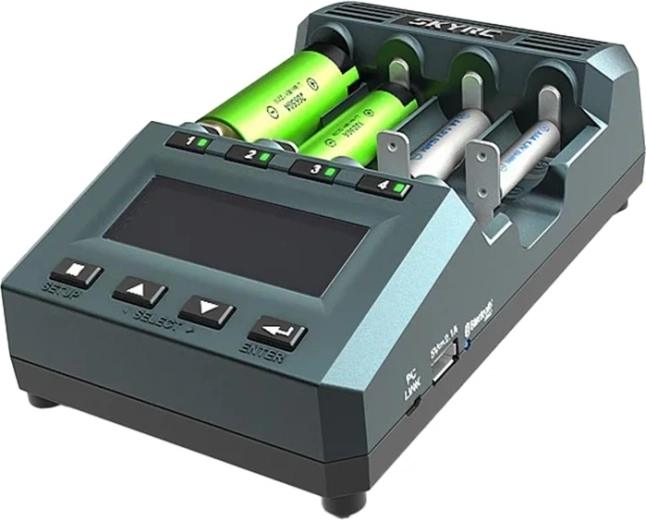 Polnilnik SkyRC MC3000 za baterije AA in AAA
