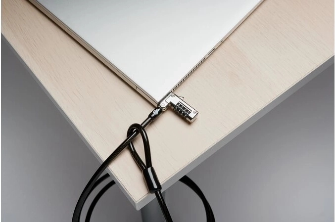 Tanka glava ključavnice in neblokirana vrata