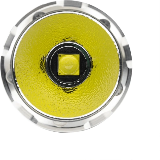 Do 4.500 lm in doseg 290 m