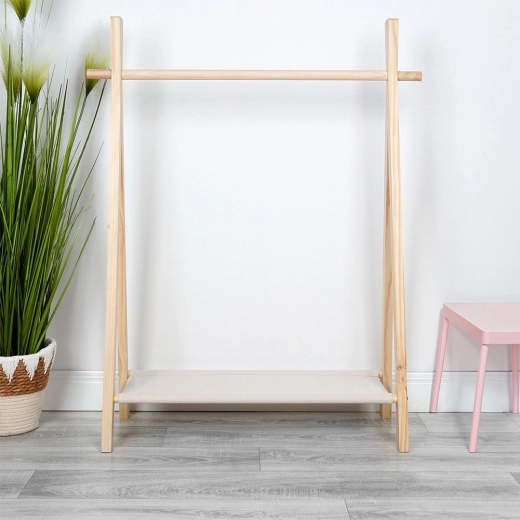 Stabilen A‑okvir iz naravnega lesa