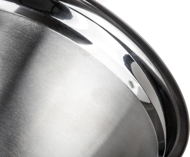 Širok rob za udobno prelivanje