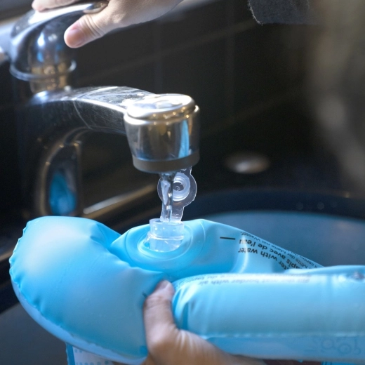 Enostavno polnjenje in varno tesnjenje