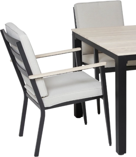 Udobje zahvaljujoč debelim bež blazinam