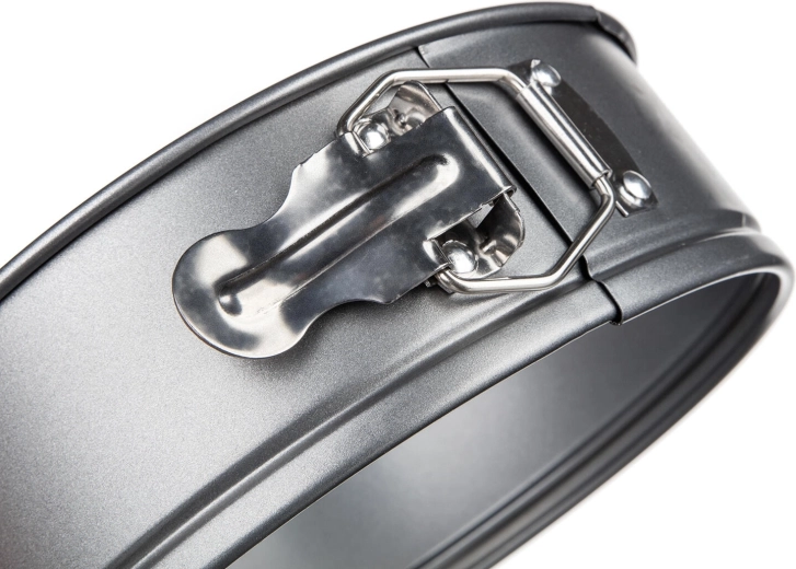 Stransko odpiranje za enostavno odstranitev torte