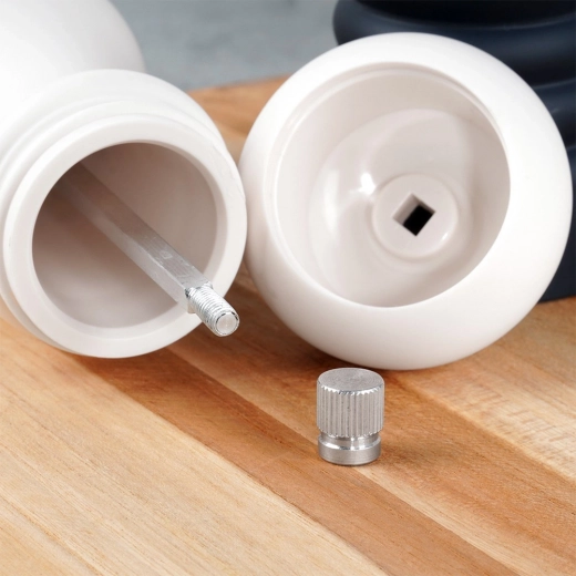 Enostavno polnjenje in čiščenje