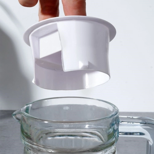 Praktičen pokrov za čistejše serviranje