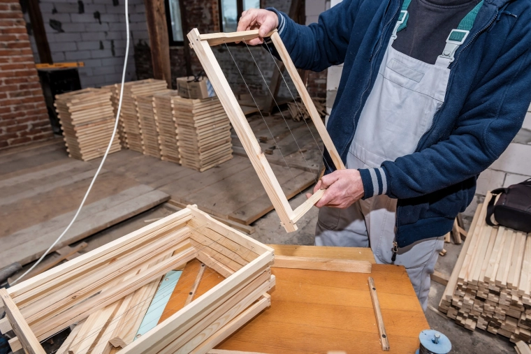 Idealno za žičenje čebelarskih okvirjev