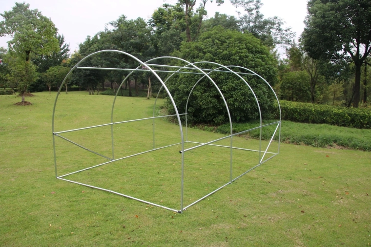 Stabilen pocinkan kovinski okvir