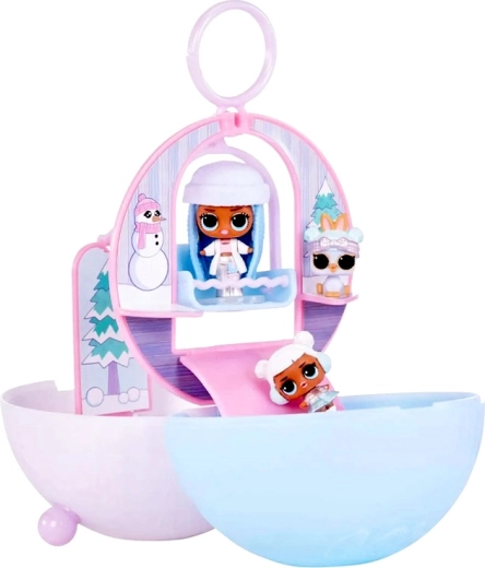 Čarobna zimska scena v vsaki krogli